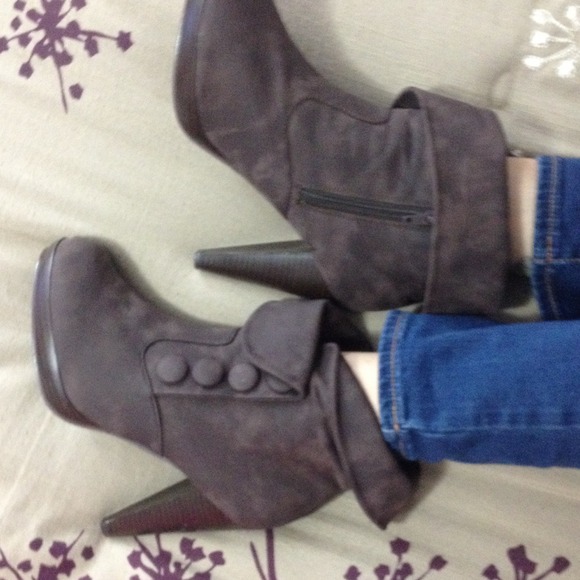 N.Y.L.A Chocolate Booties - Picture 3 of 3