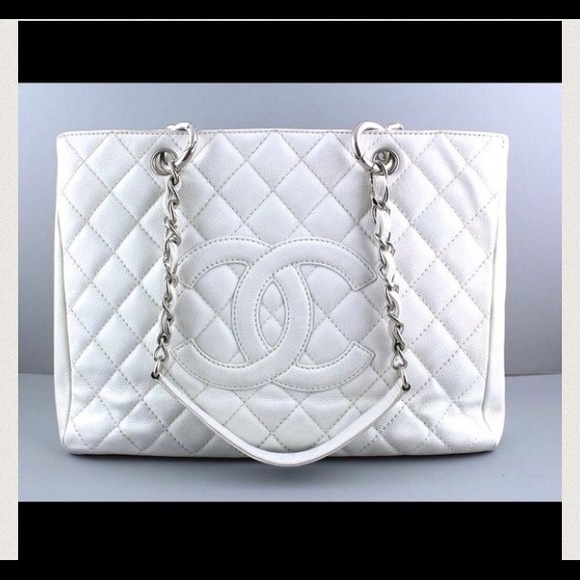 NFS 🎀 Authentic Chanel GST Caviar