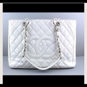 NFS 🎀 Authentic Chanel GST Caviar