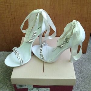 Delicious White 4.5 in Heels : Size 6