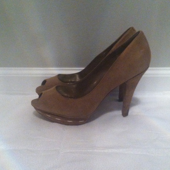 BCBG nude suede heels - Picture 2 of 3