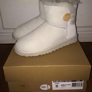 Ugg Mini Bailey Button