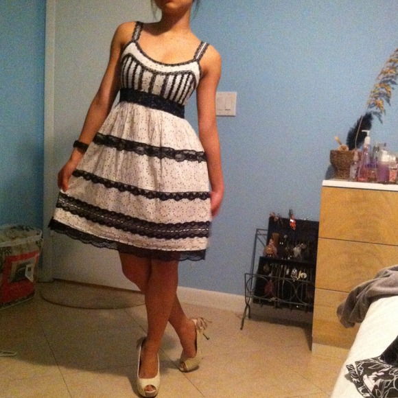 Vintage Lace Tier Dress - Picture 2 of 5