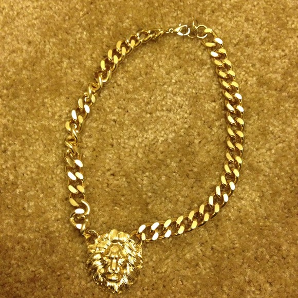 NWOT Super cute lion head gold necklace.