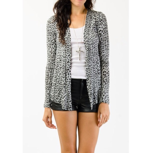 ⚡FLASH SALE⚡LEOPARD PRINT CARDI ONLY 1 LEFT IN S!✨ - Picture 2 of 4