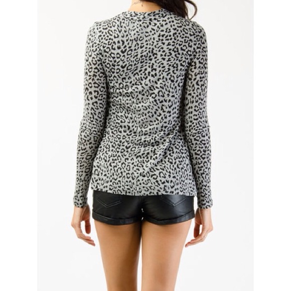 ⚡FLASH SALE⚡LEOPARD PRINT CARDI ONLY 1 LEFT IN S!✨ - Picture 3 of 4