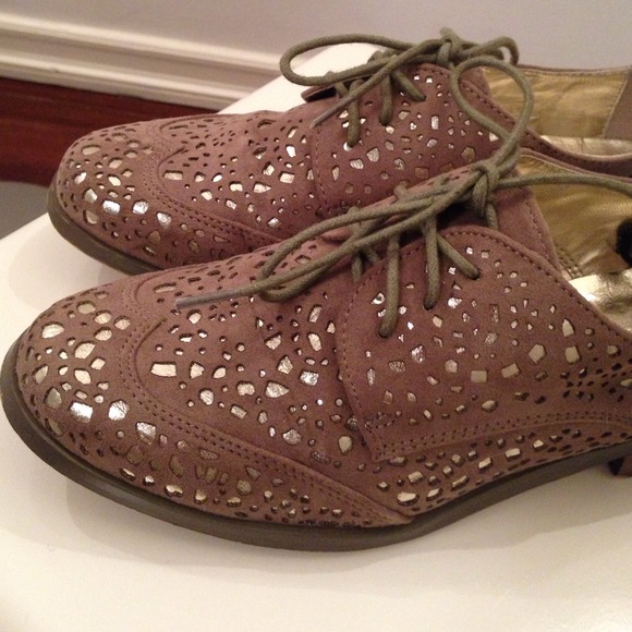 💕Forever 21 Taupe & Gold cut out Oxfords Flats - Picture 4 of 4