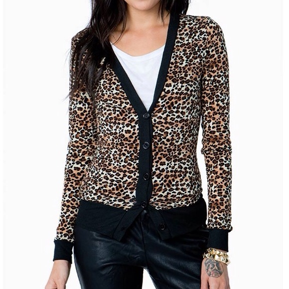 ✨LEOPARD PRINT BUTTON FRONT CARDI 3 LEFT 1S 1M 1L✨ - Picture 2 of 4