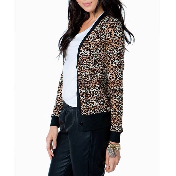 ✨LEOPARD PRINT BUTTON FRONT CARDI 3 LEFT 1S 1M 1L✨ - Picture 3 of 4