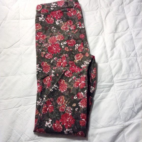 RARE Brandy Melville Floral Leggings - Picture 1 of 2