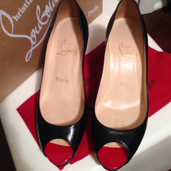 ❌❌SOLD❌❌Auth Christian Louboutin Black Kid Heels - Picture 2 of 4