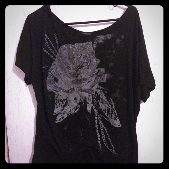 🚫SOLD IN BUNDLE🚫Black with silver rose shirt