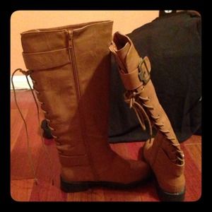 Boots with zipper on the sides and lace on back