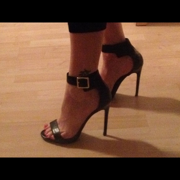 🚫SOLD🚫Steve Madden ankle strap heels.