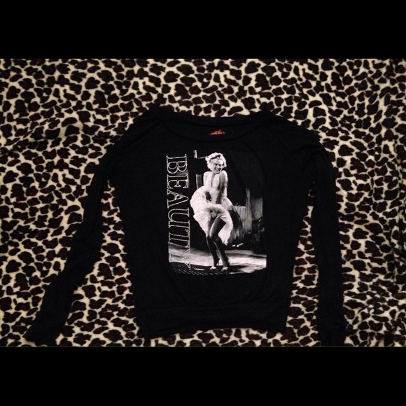 ❌SOLD❌Cute Marilyn Monroe shirt - Picture 2 of 2