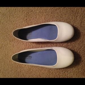 Fashion Staple! White flats✨