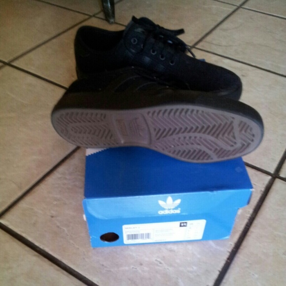 ADIDAS SEELY