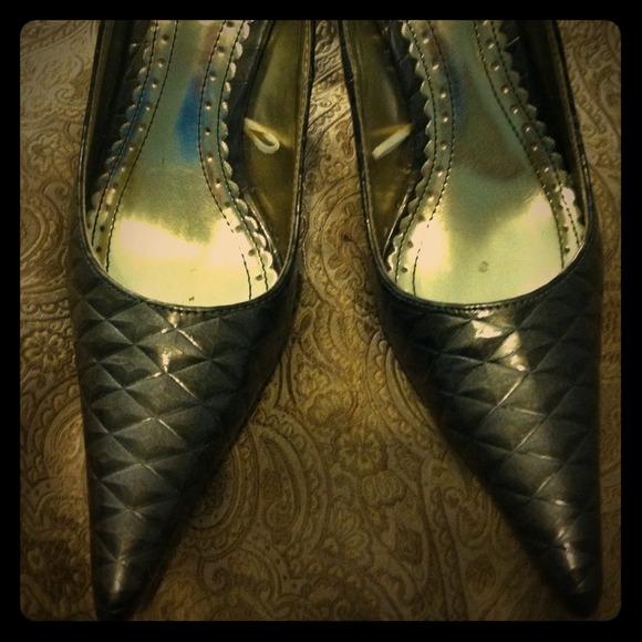 Sold Geometric print Grey Patent pumps