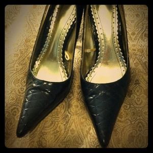 SOLDBlack patent quilted pumps