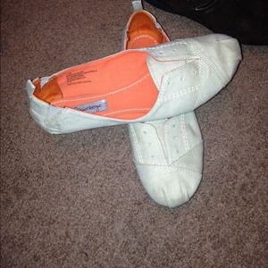 Nice comfy flats! Never worn