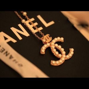 CHANEL 💋 gold plated pearl necklace.