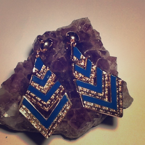 Jewelry - BuNdled🚨🚨Dangly blue on gold earrings