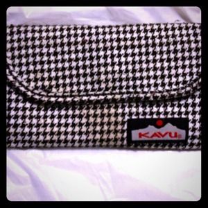 Kavu wallet in houndstooth pattern