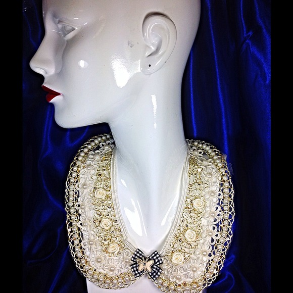 Collar Necklace w/ Faux pearls and Flower Accents