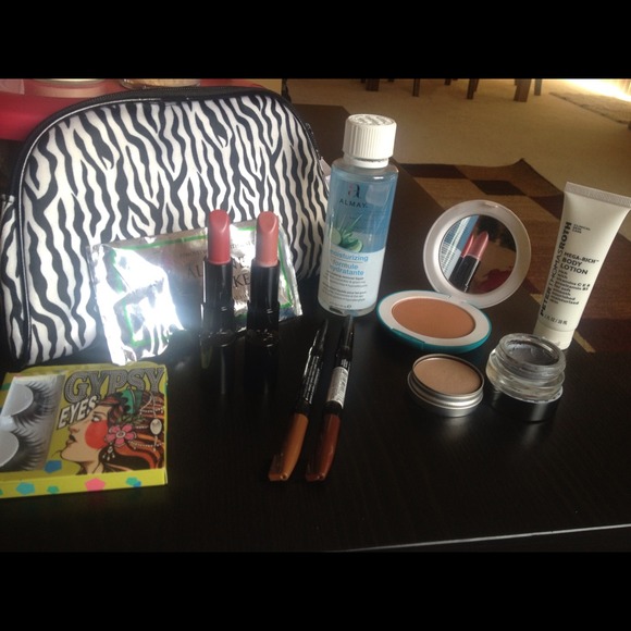 Poshmark Christmas pre-loved beauty giveaway time! - Picture 3 of 4