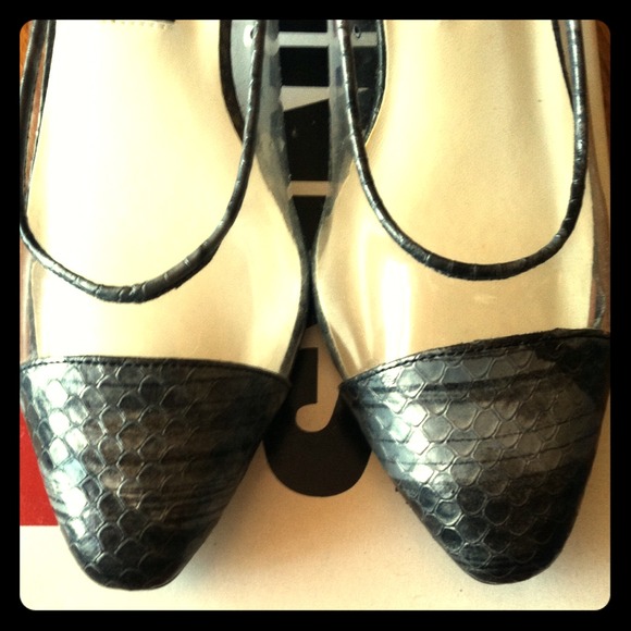 Adorable Heels with Gray Snakeskin Embellishments - Picture 1 of 4