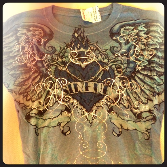 🚫SOLD IN BUNDLE ****Sinful tee size M blue