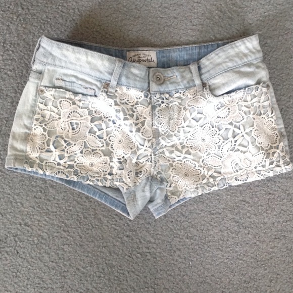 Light wash lace front shorts