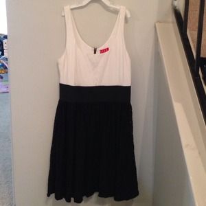 💕💕Reduced💕💕💃Black and white Elle dress💃