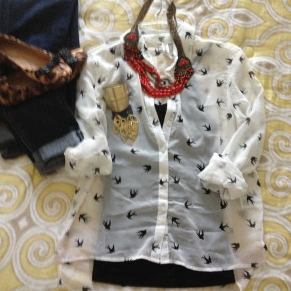 ⬇️REDUCED⬇️beautiful white long sleeve bird shirt