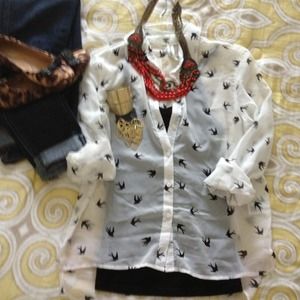 ⬇️REDUCED⬇️beautiful white long sleeve bird shirt