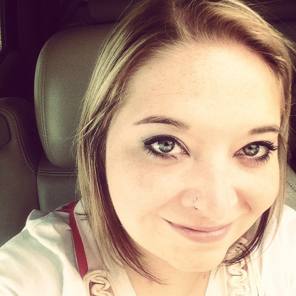 Well hello! I'm Krisiti! Welcome to my closet! 😍