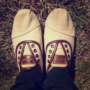 TOMS Aira Cordones w Leather Accent; Size 7