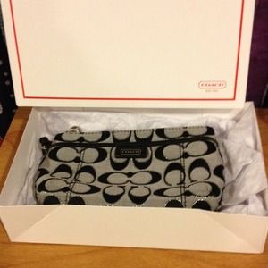 COACH NEVER USED wristlet