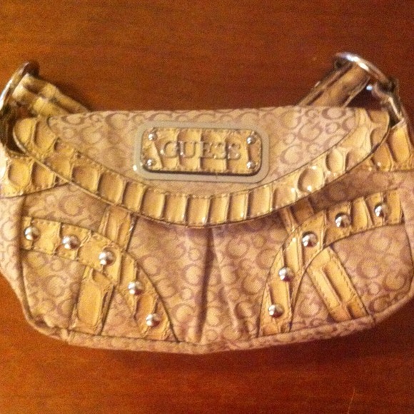 GUESS CREAM BEIGE HANDBAG PURSE 💕💋