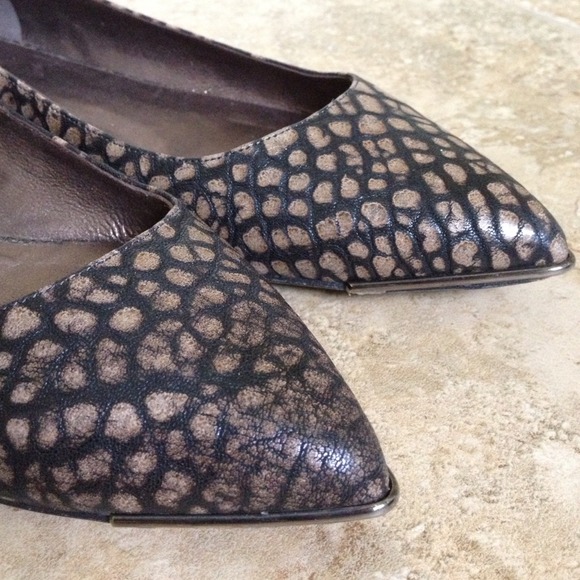 πGiftedπDevi Kroell Embossed Leather Flats - Picture 3 of 4