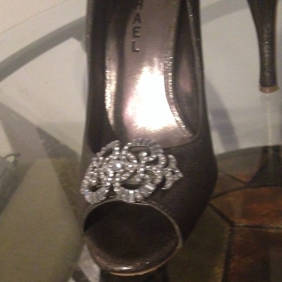1 Day Sale Only worn once silver heels - Picture 2 of 4
