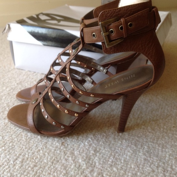 🆕🆕🆕Leather Strappy Ankle straps heels Sandal - Picture 2 of 4