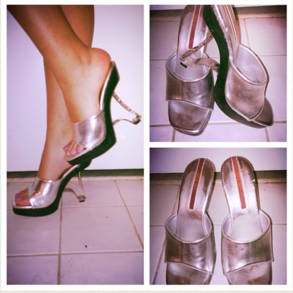 🚫SOLD🚫Unique Metallic Heels 💋 - Picture 2 of 2
