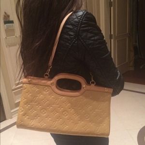 Beige Louis Vuitton COMES WITH STRAP