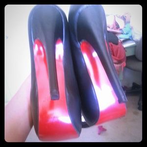 Size 9 platform heels black with red bottoms