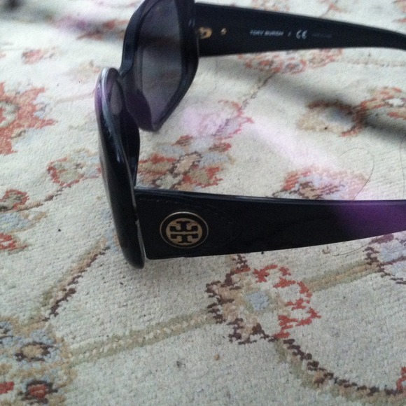 Sunglasses with Tory burch logo sold