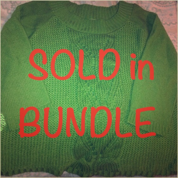 SOLD IN BUNDLE! Green sweater. Large.