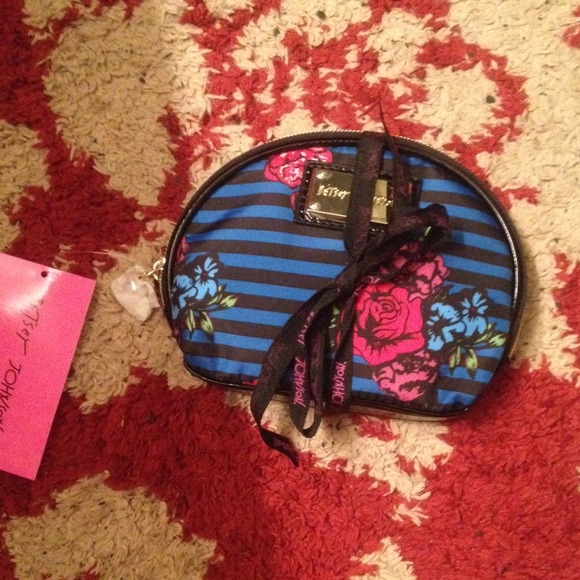 🆕‼️👛 betsey Johnson wallet so cute and NEW❤️