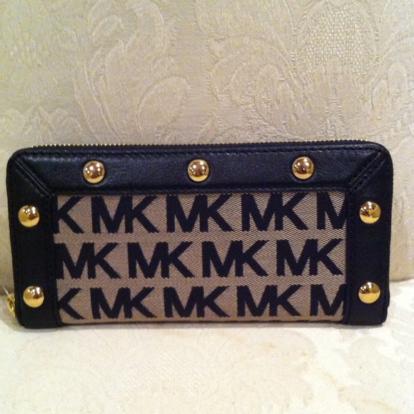 📛SOLD📛REDUCED JUST FOR TODAYMichael Kors wallet