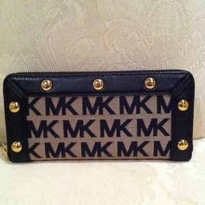 📛SOLD📛REDUCED JUST FOR TODAYMichael Kors wallet